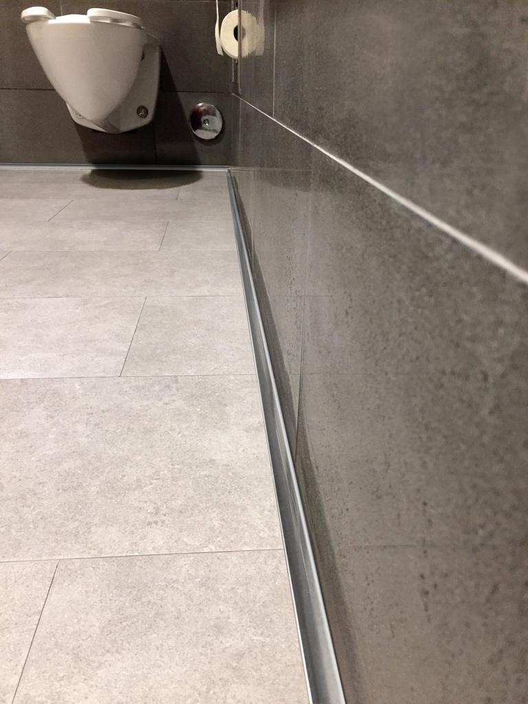 ACERO INOX. ZÓCALO SANIT.PLUS25mm 12x10mmx2,5m BRI