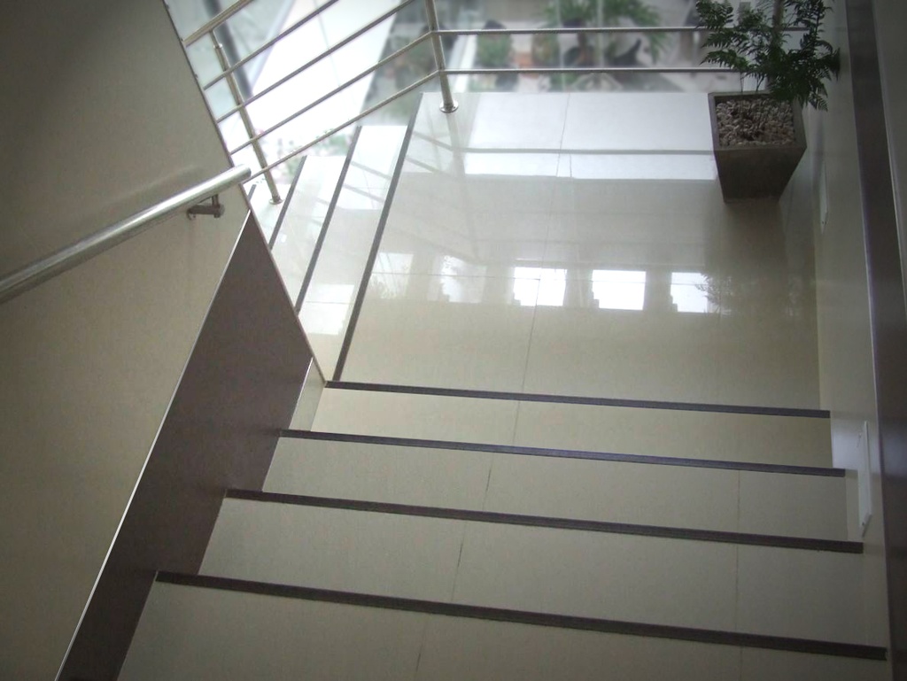 ALUM/PVC PROT ESCALON 10x30mm x 2,5m NEGRO