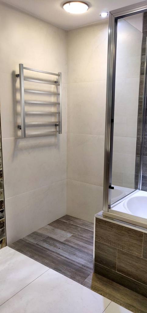 TOALLERO ELÉC. CUBIC PLUS 69x60x8cm ACERO BRI